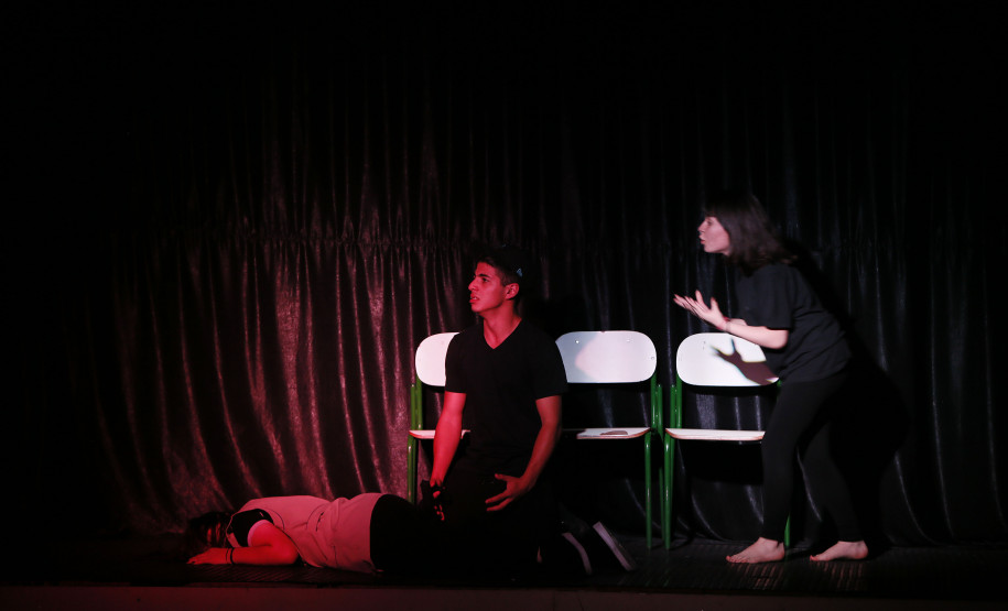 Secretaria Estadual de Educação do Paraná; Colégio Estadual Roberto Langer Júnior que tem projetos contra a prática de bullyng como peça de teatro, na foto encenação da peça teatral Bullyng Qual a Graça?. 02-05-18. Foto: Hedeson Alves