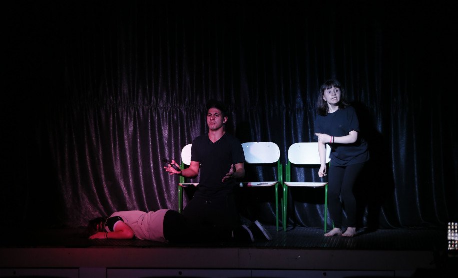 Secretaria Estadual de Educação do Paraná; Colégio Estadual Roberto Langer Júnior que tem projetos contra a prática de bullyng como peça de teatro, na foto encenação da peça teatral Bullyng Qual a Graça?. 02-05-18. Foto: Hedeson Alves