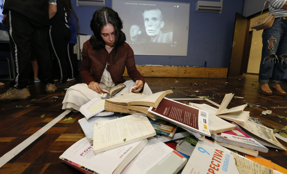Secretaria Estadual de Educação do Paraná; Colégio Estadual Roberto Langer Júnior que tem projetos contra a prática de bullyng como peça de teatro, na foto trabalho sobre o Holocausto. 02-05-18. Foto: Hedeson Alves