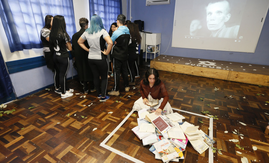 Secretaria Estadual de Educação do Paraná; Colégio Estadual Roberto Langer Júnior que tem projetos contra a prática de bullyng como peça de teatro, na foto trabalho sobre o Holocausto. 02-05-18. Foto: Hedeson Alves