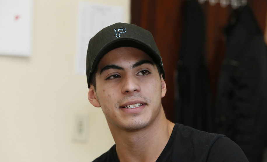 Secretaria Estadual de Educação do Paraná; Colégio Estadual Roberto Langer Júnior que tem projetos contra a prática de bullyng como peça de teatro, na foto o ex aluno Leonardo Domingos da Silva. 02-05-18. Foto: Hedeson Alves