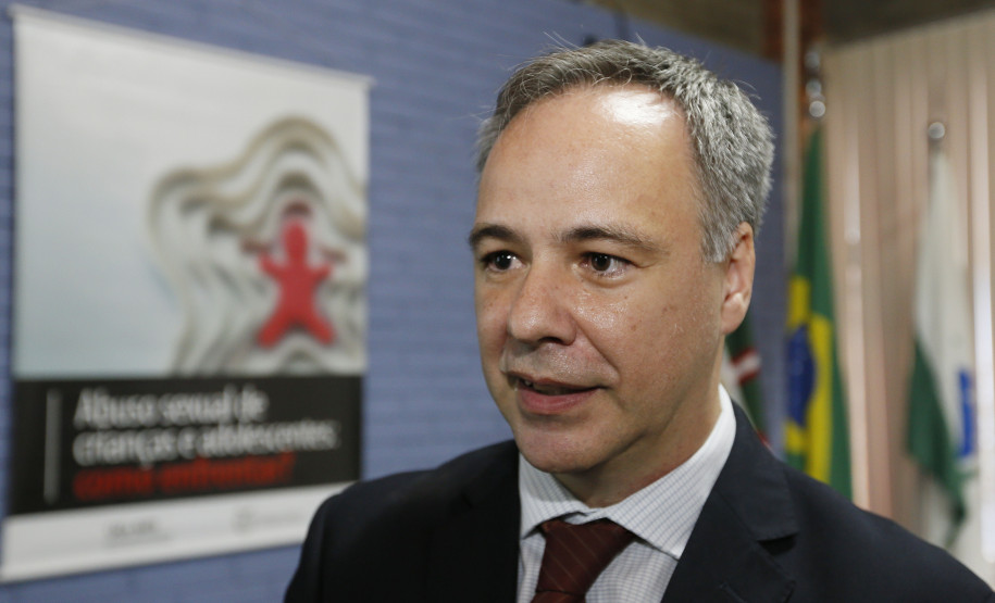 Secretaria Estadual de Educação do Paraná; Auditório do DPTE reune alunos da rede estadual de educaçao para debater o dia 18 de maio Dia Nacional de Combate ao Abuso e à Exploração Sexual de Crianças e Adolescentes, na foto o promotor do Ministério Público Eduardo Monteiro . 17-05-18. Foto: Hedeson Alves