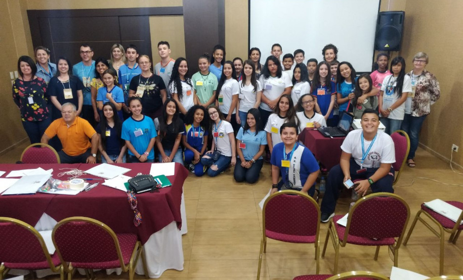 O trabalho “Água: a grande teia da vida”, de estudantes do Colégio Estadual do Campo Gonçalves Junior, vai representar o Paraná na 5ª edição da Conferência Nacional Infantojuvenil pelo Meio Ambiente, em Brasília.
