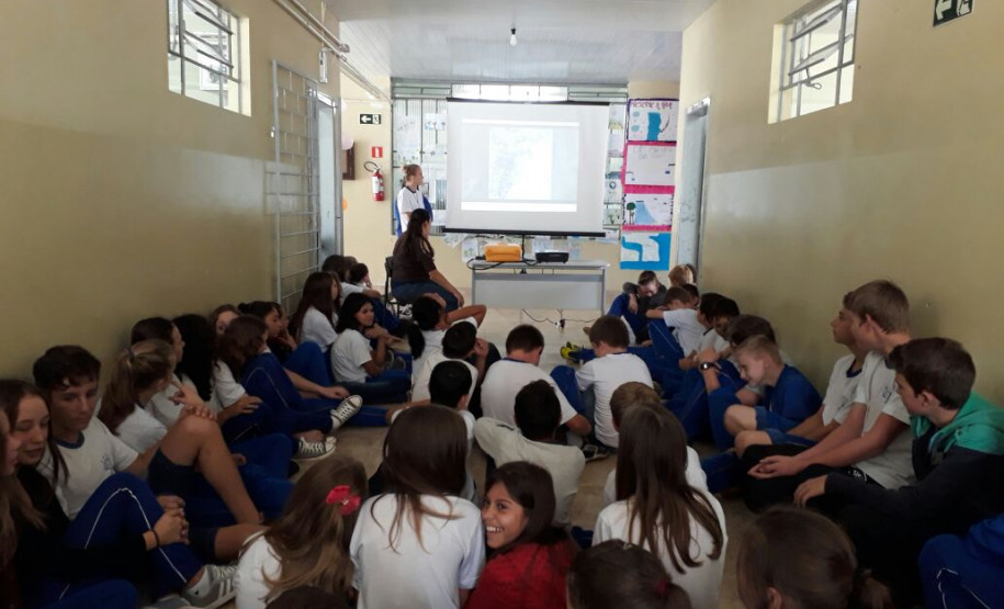 O trabalho “Água: a grande teia da vida”, de estudantes do Colégio Estadual do Campo Gonçalves Junior, vai representar o Paraná na 5ª edição da Conferência Nacional Infantojuvenil pelo Meio Ambiente, em Brasília.