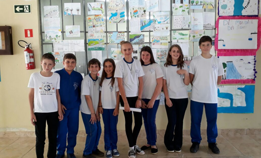 O trabalho “Água: a grande teia da vida”, de estudantes do Colégio Estadual do Campo Gonçalves Junior, vai representar o Paraná na 5ª edição da Conferência Nacional Infantojuvenil pelo Meio Ambiente, em Brasília.
