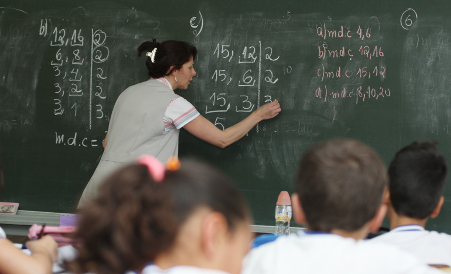 A Secretaria de Estado da Educação (SEED) está convocando mais de três mil candidatos do concurso magistério 2007 aprovados e classificados dentro do número de vagas ofertadas inicialmente para a realização de exames médicos.