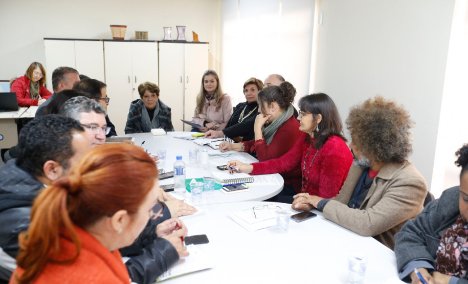 Comissão mista vai retomar discussões sobre salário de professores As reuniões da comissão mista que reúne a Secretária de Estado da Educação, da Fazenda e a APP Sindicato serão retomadas para discutir as questões salariais que envolvem a categoria. O anúncio foi feito nesta segunda-feira (21) pela secretária estadual da educação, Lucia Cortez durante reunião com a diretoria da APP Sindicato.