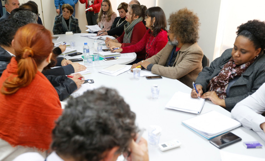 Comissão mista vai retomar discussões sobre salário de professores “É importante retomar o trabalho nesta comissão porque é o fórum correto para promover as discussões sobre reajustes salariais e todos os outros que impactam o orçamento do estado”, disse Lucia.