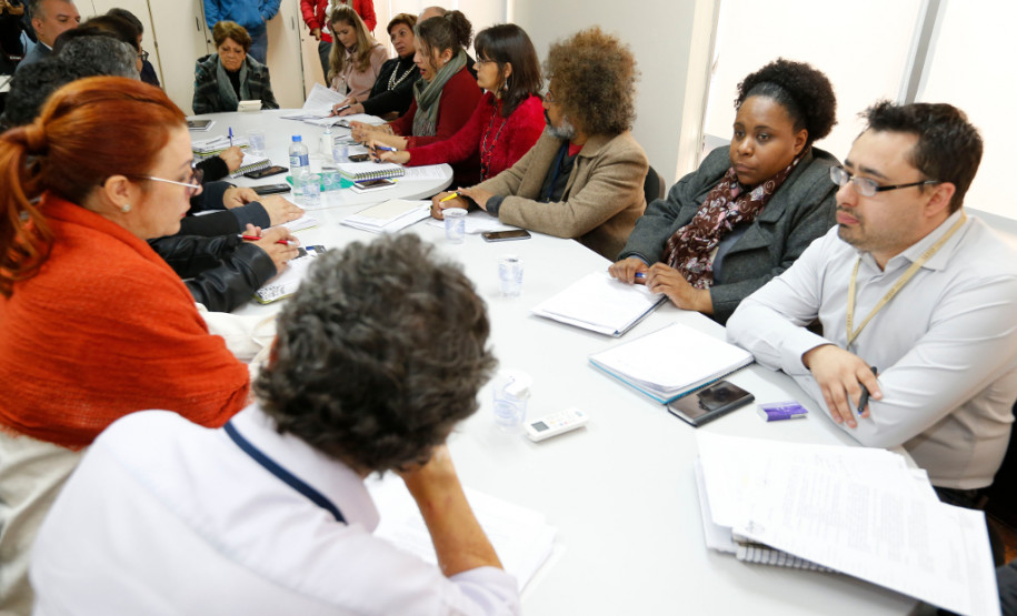 Comissão mista vai retomar discussões sobre salário de professores A secretária reforçou ainda a disposição do governo em envolver a categoria nos debates que envolvem a educação pública no Paraná