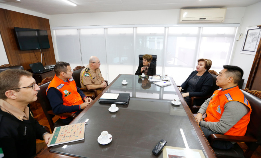 O secretário-chefe da Casa Militar, Coronel Maurício Tortato, além de representantes da Defesa Civil e do Corpo de Bombeiros participaram nesta quarta-feira (23) de uma reunião com a secretária estadual da Educação Lucia Cortez. O objetivo do encontro foi reforçar o trabalho feito pela brigada escolar nas instituições de ensino do estado.
