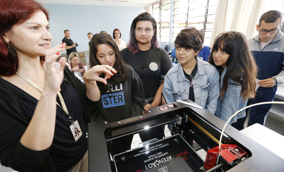 Material serve como introdução à prototipagem e a impressão em 3D e pode ser usado por professores, estudantes e comunidade escolar.  Hedeson Alves