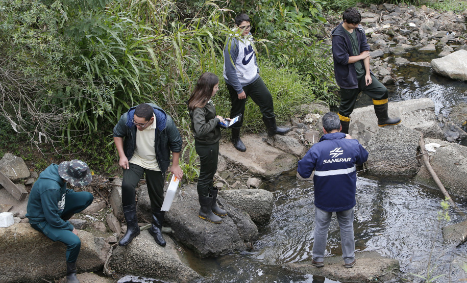 Secretaria Estadual de Educação do Paraná; Alunos do CEEP Newton Freire participão junto com a Sanepar de ação no Rio Timbu, no bairro Jardim Paulista, destribuindo panfletos para os moradores, plantando árvores e coletando água do rio para análise. 25-05-18. Foto: Hedeson Alves