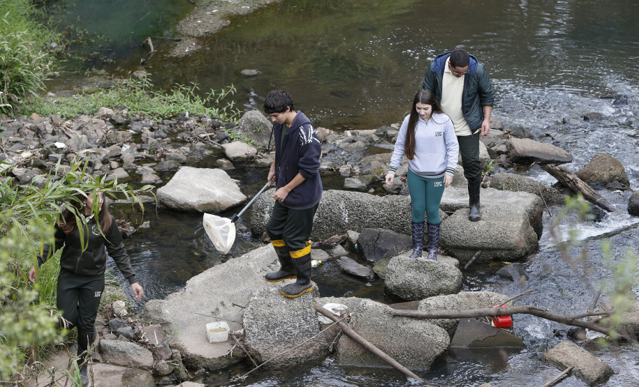 Secretaria Estadual de Educação do Paraná; Alunos do CEEP Newton Freire participão junto com a Sanepar de ação no Rio Timbu, no bairro Jardim Paulista, destribuindo panfletos para os moradores, plantando árvores e coletando água do rio para análise. 25-05-18. Foto: Hedeson Alves