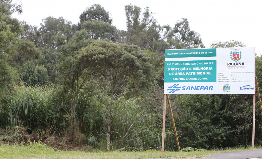Secretaria Estadual de Educação do Paraná; Alunos do CEEP Newton Freire participão junto com a Sanepar de ação no Rio Timbu, no bairro Jardim Paulista, destribuindo panfletos para os moradores, plantando árvores e coletando água do rio para análise. 25-05-18. Foto: Hedeson Alves