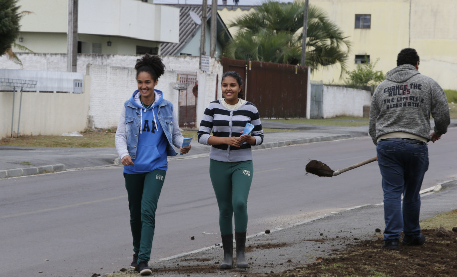 Secretaria Estadual de Educação do Paraná; Alunos do CEEP Newton Freire participão junto com a Sanepar de ação no Rio Timbu, no bairro Jardim Paulista, destribuindo panfletos para os moradores, plantando árvores e coletando água do rio para análise. 25-05-18. Foto: Hedeson Alves