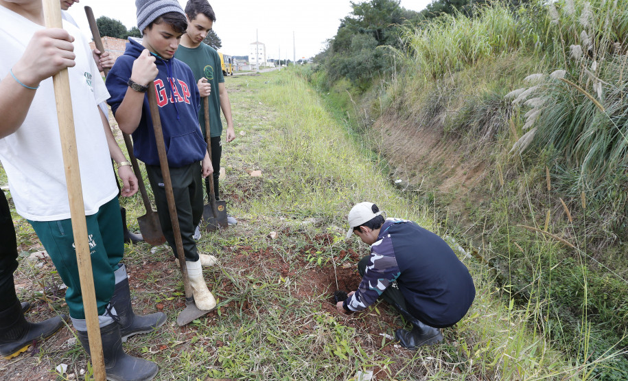 Secretaria Estadual de Educação do Paraná; Alunos do CEEP Newton Freire participão junto com a Sanepar de ação no Rio Timbu, no bairro Jardim Paulista, destribuindo panfletos para os moradores, plantando árvores e coletando água do rio para análise. 25-05-18. Foto: Hedeson Alves
