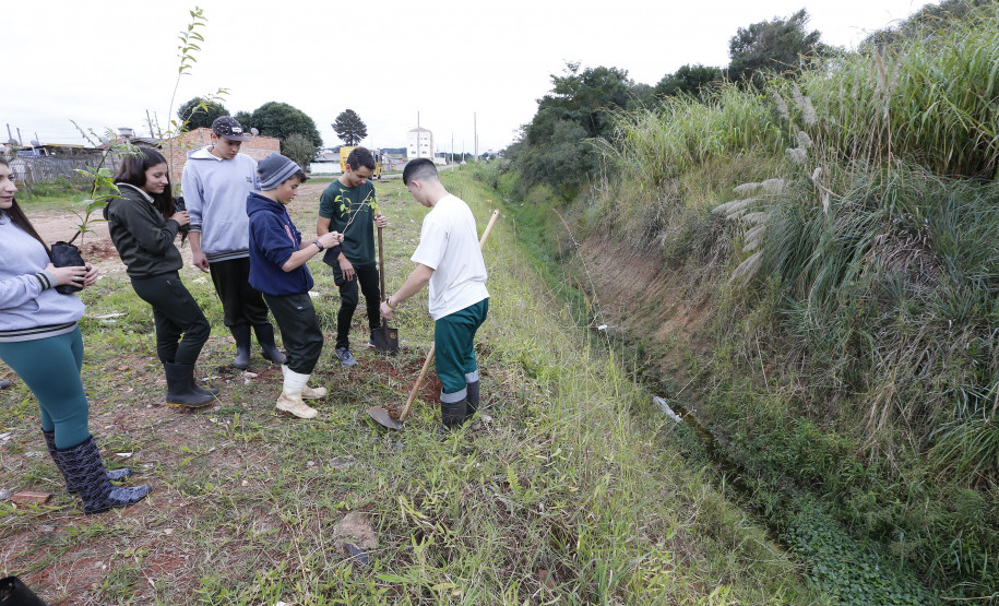 Secretaria Estadual de Educação do Paraná; Alunos do CEEP Newton Freire participão junto com a Sanepar de ação no Rio Timbu, no bairro Jardim Paulista, destribuindo panfletos para os moradores, plantando árvores e coletando água do rio para análise. 25-05-18. Foto: Hedeson Alves