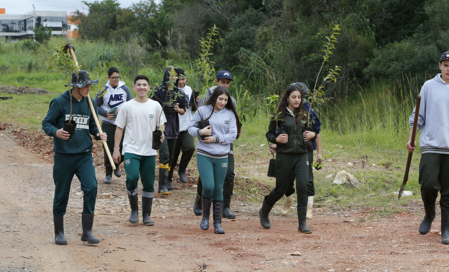 Secretaria Estadual de Educação do Paraná; Alunos do CEEP Newton Freire participão junto com a Sanepar de ação no Rio Timbu, no bairro Jardim Paulista, destribuindo panfletos para os moradores, plantando árvores e coletando água do rio para análise. 25-05-18. Foto: Hedeson Alves
