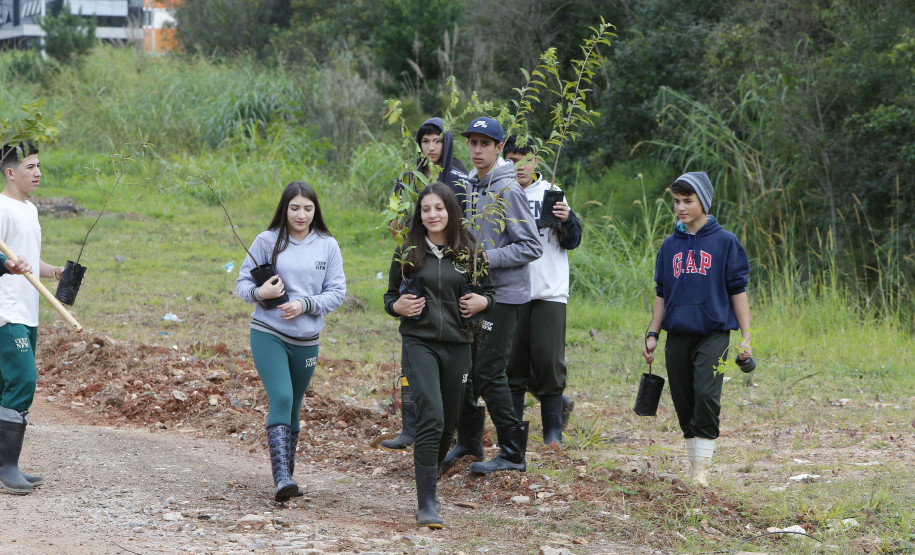Secretaria Estadual de Educação do Paraná; Alunos do CEEP Newton Freire participão junto com a Sanepar de ação no Rio Timbu, no bairro Jardim Paulista, destribuindo panfletos para os moradores, plantando árvores e coletando água do rio para análise. 25-05-18. Foto: Hedeson Alves