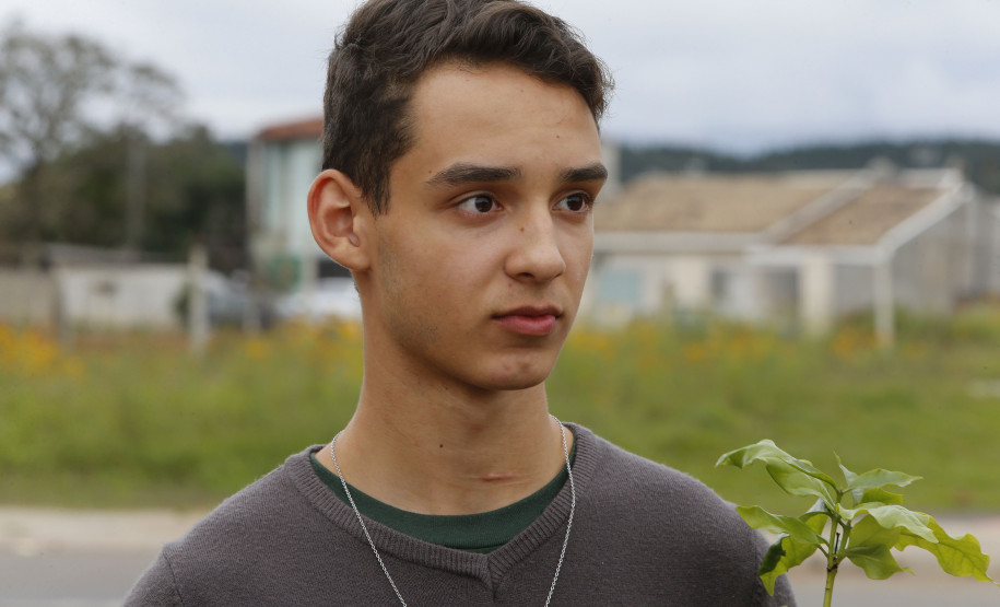 Secretaria Estadual de Educação do Paraná; Alunos do CEEP Newton Freire participão junto com a Sanepar de ação no Rio Timbu, no bairro Jardim Paulista, destribuindo panfletos para os moradores, plantando árvores e coletando água do rio para análise, na foto o aluno Jean Paulo dos Santos. 25-05-18. Foto: Hedeson Alves