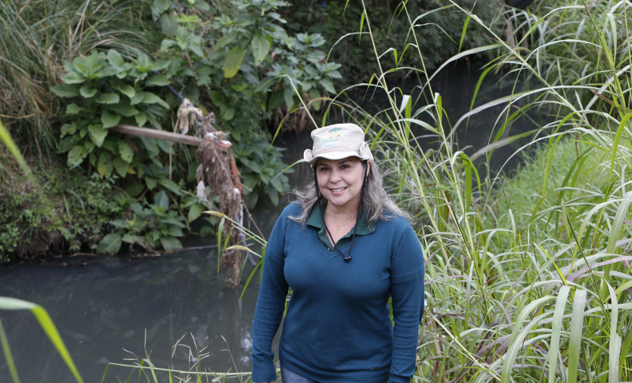 Secretaria Estadual de Educação do Paraná; Alunos do CEEP Newton Freire participão junto com a Sanepar de ação no Rio Timbu, no bairro Jardim Paulista, destribuindo panfletos para os moradores, plantando árvores e coletando água do rio para análise, na foto a professora Luciene. 25-05-18. Foto: Hedeson Alves