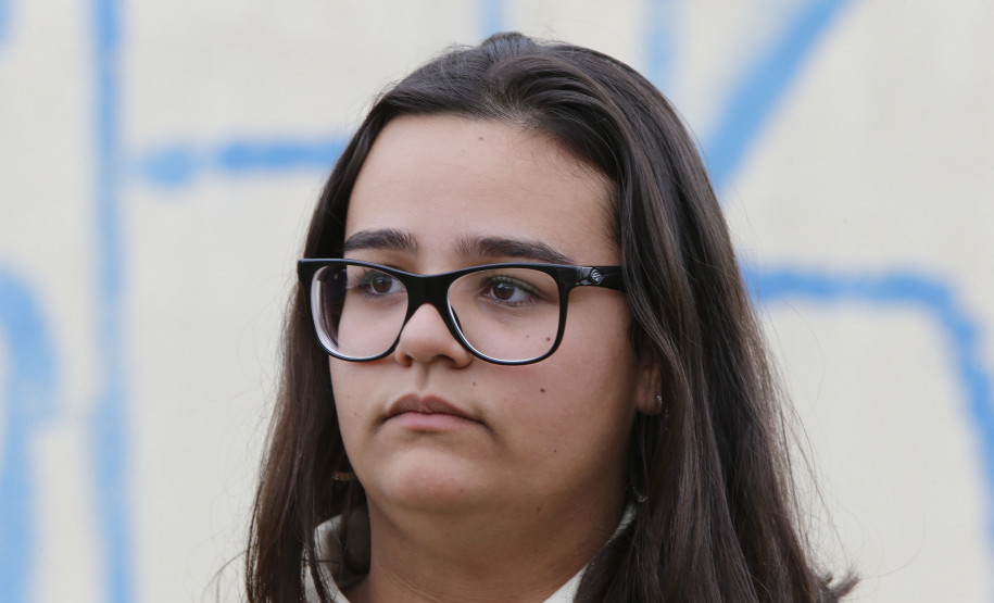 Secretaria Estadual de Educação do Paraná; Alunos do CEEP Newton Freire participão junto com a Sanepar de ação no Rio Timbu, no bairro Jardim Paulista, destribuindo panfletos para os moradores, plantando árvores e coletando água do rio para análise, na foto a aluna Luendy Sthefani Santos da  Costa. 25-05-18. Foto: Hedeson Alves