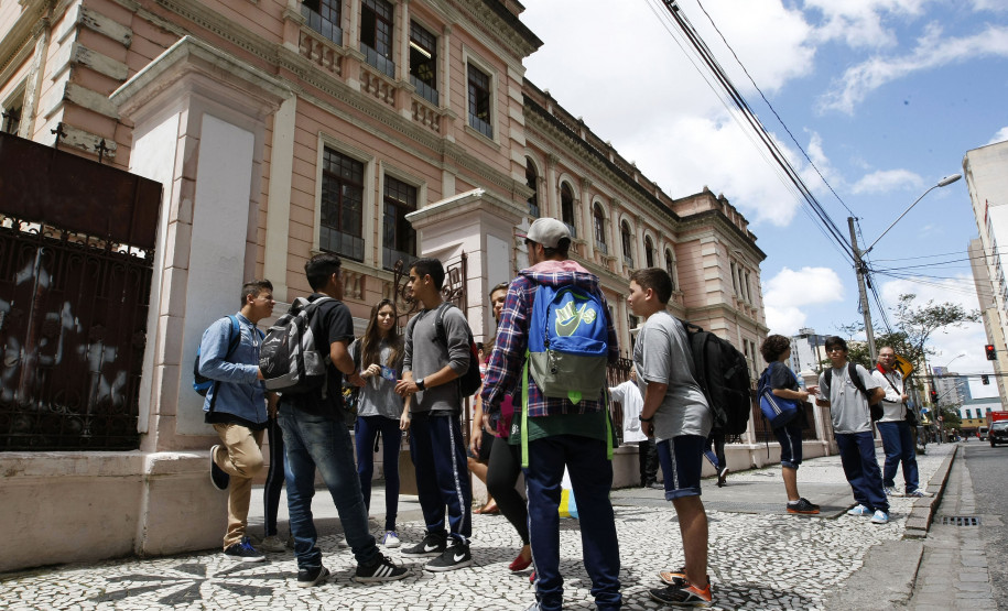 Quatro dos 32 núcleos de educação do Paraná suspenderam as aulas dos colégios da rede estadual nesta segunda-feira (28). Foto: Hedeson Alves