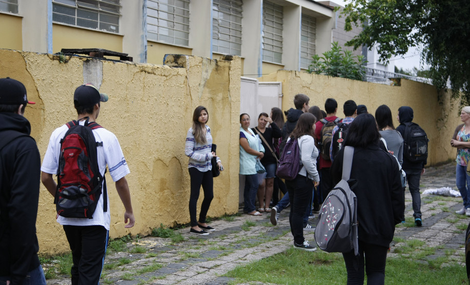 Suspensão do transporte escolar em diversos municípios aliada à dificuldade de locomoção dos professores têm agravado a situação das aulas na rede estadual. Foto: Hedeson Alves