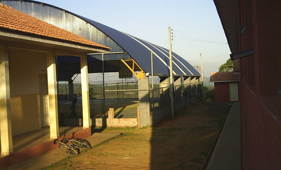 O Colégio Estadual João Negrão Junior, em Teixeira Soares teve um muro destruído devido a uma forte chuva. “O reparo do muro é importante por causa da segurança, além disso, os alunos poderão voltar a realizar as aulas práticas de Educação Física na quadra, pois como o muro ficava ao lado dela, optou-se por interditá-la”, explicou Sandra Mara Luy, diretora do colégio.