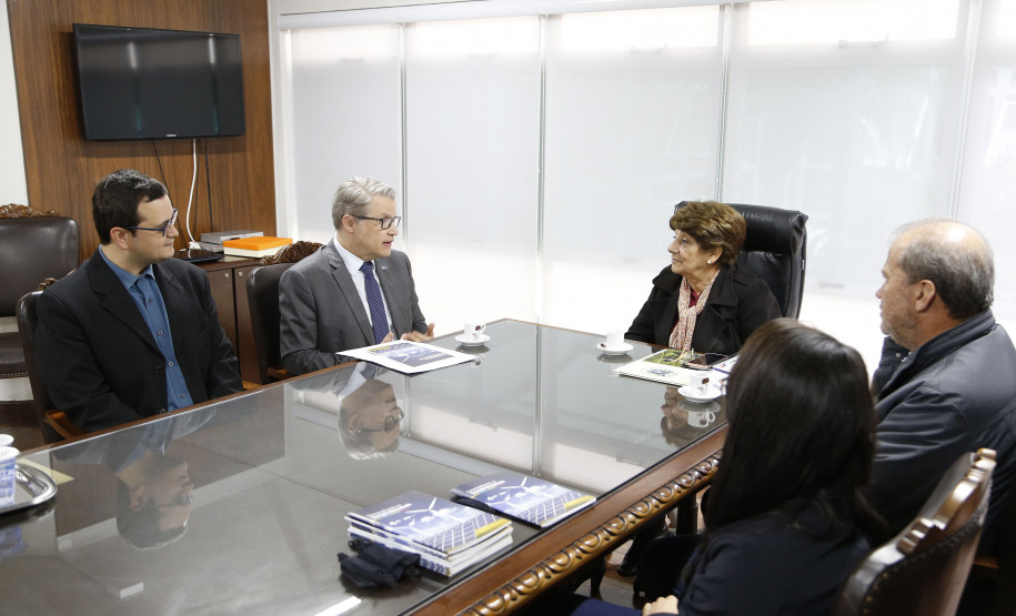 Secretaria Estadual de Educação do Paraná; Secretária Lucia Cortez recebe em seu gabinete representantes da Itaipu. 04-06-18. Foto: Hedeson Alves
