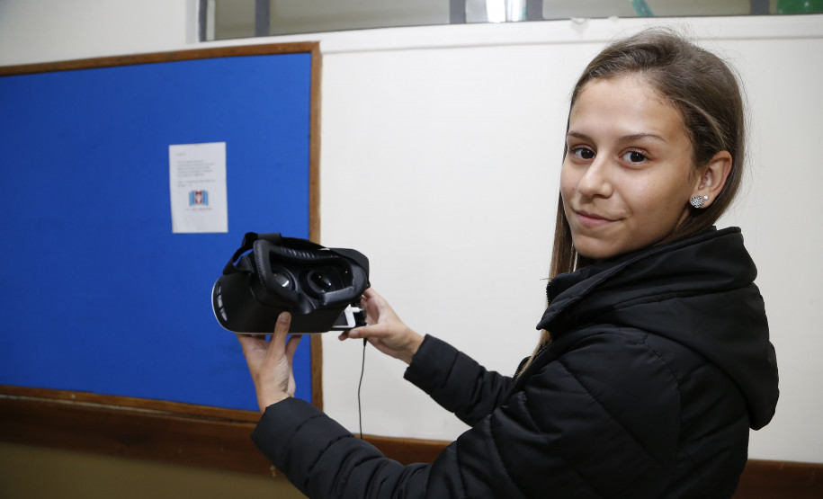 Secretaria Estadual de Educação do Paraná; Feira de 3D e robótica no Colégio Estadual São Cristóvão em São José dos Pinhais, na foto a aluna Laura Maria. 05-06-18. Foto: Hedeson Alves