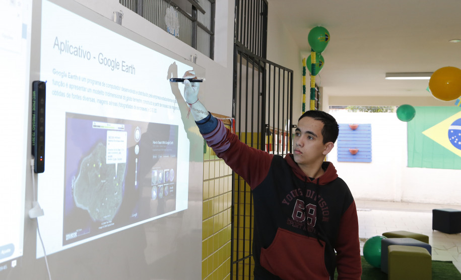 Secretaria Estadual de Educação do Paraná; Feira de 3D e robótica no Colégio Estadual São Cristóvão em São José dos Pinhais, na foto o aluno Rian Guilherme de Paula Rocha. 05-06-18. Foto: Hedeson Alves