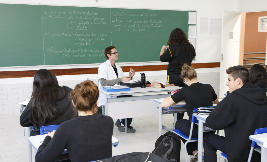 Serão selecionados 600 supervisores de 30 Núcleos Regionais de Educação que irão receber uma bolsa auxilio mensal de R$ 765 durante os 18 meses. Foto: Hedeson Alves