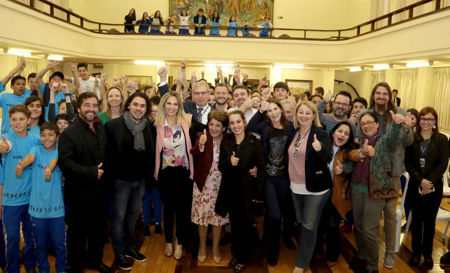 O prédio principal do Colégio Estadual do Paraná será restaurado com recursos do Governo do Estado. O edital de licitação da reforma, orçado em R$ 20,99 milhões, foi assinado nesta terça-feira (12) pela governadora Cida Borghetti, em solenidade na própria instituição de ensino. É a maior obra já realizada no colégio, o maior e um dos mais antigos da rede estadual de ensino. Curitiba,12/06/2018 Foto:Jaelson Lucas / ANPr