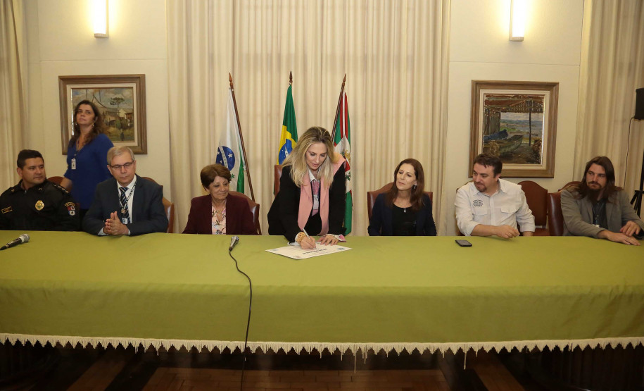 O prédio principal do Colégio Estadual do Paraná será restaurado com recursos do Governo do Estado. O edital de licitação da reforma, orçado em R$ 20,99 milhões, foi assinado nesta terça-feira (12) pela governadora Cida Borghetti, em solenidade na própria instituição de ensino. É a maior obra já realizada no colégio, o maior e um dos mais antigos da rede estadual de ensino. Curitiba,12/06/2018 Foto:Jaelson Lucas / ANPr