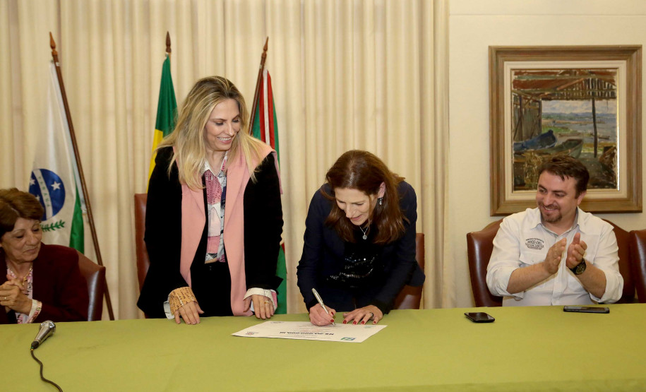 O prédio principal do Colégio Estadual do Paraná será restaurado com recursos do Governo do Estado. O edital de licitação da reforma, orçado em R$ 20,99 milhões, foi assinado nesta terça-feira (12) pela governadora Cida Borghetti, em solenidade na própria instituição de ensino. É a maior obra já realizada no colégio, o maior e um dos mais antigos da rede estadual de ensino. Curitiba,12/06/2018 Foto:Jaelson Lucas / ANPr