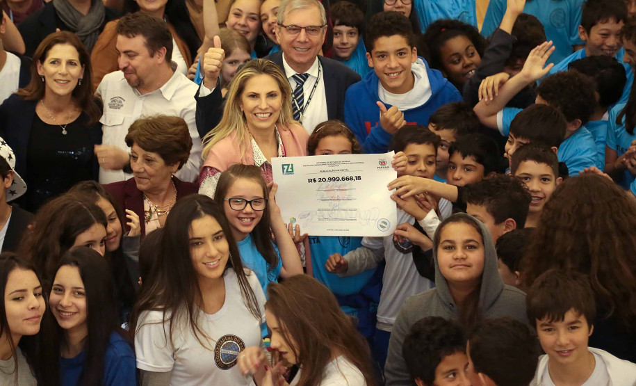 O prédio principal do Colégio Estadual do Paraná será restaurado com recursos do Governo do Estado. O edital de licitação da reforma, orçado em R$ 20,99 milhões, foi assinado nesta terça-feira (12) pela governadora Cida Borghetti, em solenidade na própria instituição de ensino. É a maior obra já realizada no colégio, o maior e um dos mais antigos da rede estadual de ensino. Curitiba,12/06/2018 Foto:Jaelson Lucas / ANPr