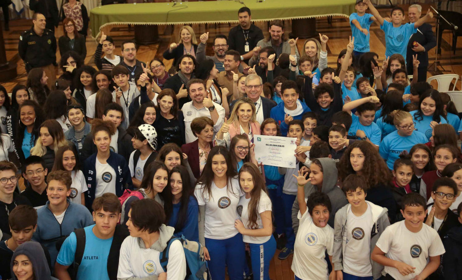 O prédio principal do Colégio Estadual do Paraná será restaurado com recursos do Governo do Estado. O edital de licitação da reforma, orçado em R$ 20,99 milhões, foi assinado nesta terça-feira (12) pela governadora Cida Borghetti, em solenidade na própria instituição de ensino. É a maior obra já realizada no colégio, o maior e um dos mais antigos da rede estadual de ensino. Curitiba,12/06/2018 Foto:Jaelson Lucas / ANPr