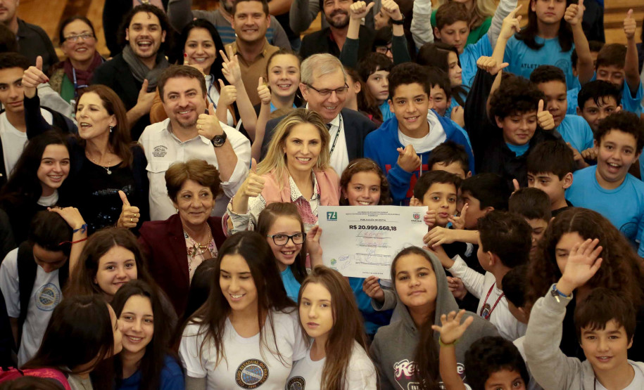 O prédio principal do Colégio Estadual do Paraná será restaurado com recursos do Governo do Estado. O edital de licitação da reforma, orçado em R$ 20,99 milhões, foi assinado nesta terça-feira (12) pela governadora Cida Borghetti, em solenidade na própria instituição de ensino. É a maior obra já realizada no colégio, o maior e um dos mais antigos da rede estadual de ensino. Curitiba,12/06/2018 Foto:Jaelson Lucas / ANPr