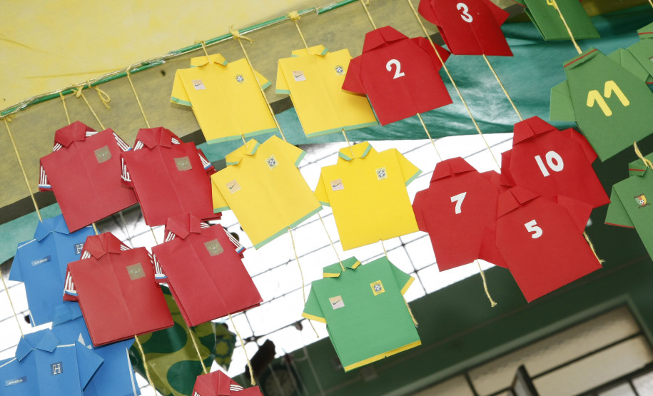 Colégios decidirão se vão dispensar os alunos nos turnos dos jogos da Seleção Brasileira ou organizarão sessões para que os alunos assistam aos jogos na escola. Foto: Hedeson Alves