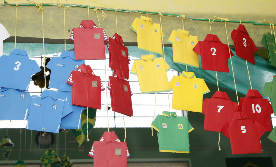 Colégios decidirão se vão dispensar os alunos nos turnos dos jogos da Seleção Brasileira ou organizarão sessões para que os alunos assistam aos jogos na escola. Foto: Hedeson Alves
