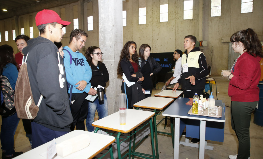 Secretaria Estadual de Educação do Paraná; Feira de profissões no CEEP Newton Freire. 13-06-18. Foto: Hedeson Alves