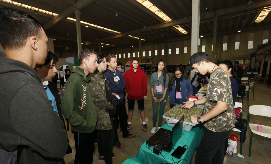 Secretaria Estadual de Educação do Paraná; Feira de profissões no CEEP Newton Freire. 13-06-18. Foto: Hedeson Alves