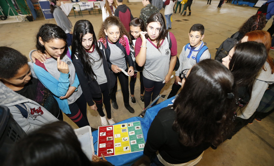 Secretaria Estadual de Educação do Paraná; Feira de profissões no CEEP Newton Freire. 13-06-18. Foto: Hedeson Alves