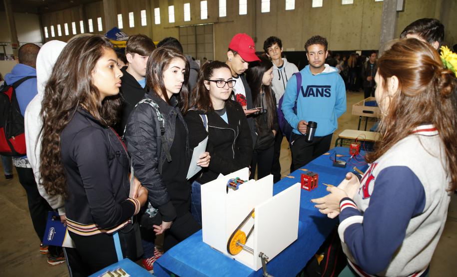 Secretaria Estadual de Educação do Paraná; Feira de profissões no CEEP Newton Freire. 13-06-18. Foto: Hedeson Alves
