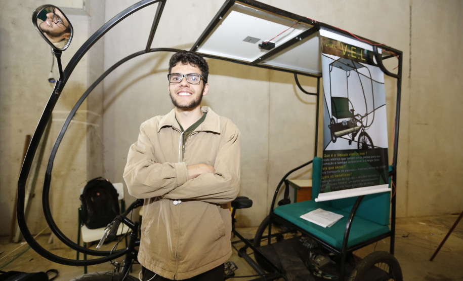 Secretaria Estadual de Educação do Paraná; Feira de profissões no CEEP Newton Freire, na foto o aluno Rodrigo Lopes dos Santos. 13-06-18. Foto: Hedeson Alves