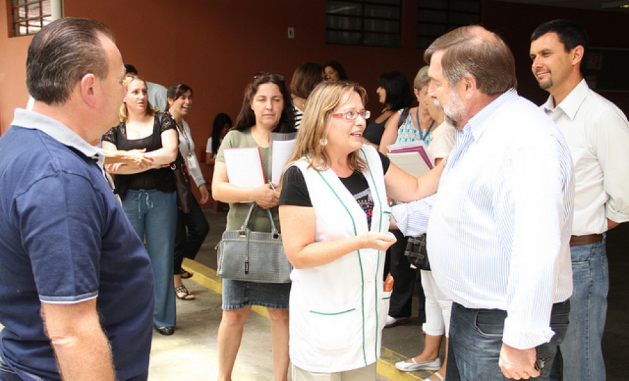 Acompanhado de representantes do Núcleo Regional, Flávio Arns percorreu dez colégios localizados durante esta semana. Foto do Colégio Estadual Leôncio Correia.
