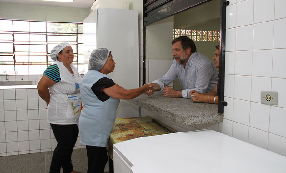 Acompanhado de representantes do Núcleo Regional, Flávio Arns percorreu dez colégios localizados durante esta semana. Foto do Colégio Estadual Maria Montessori.