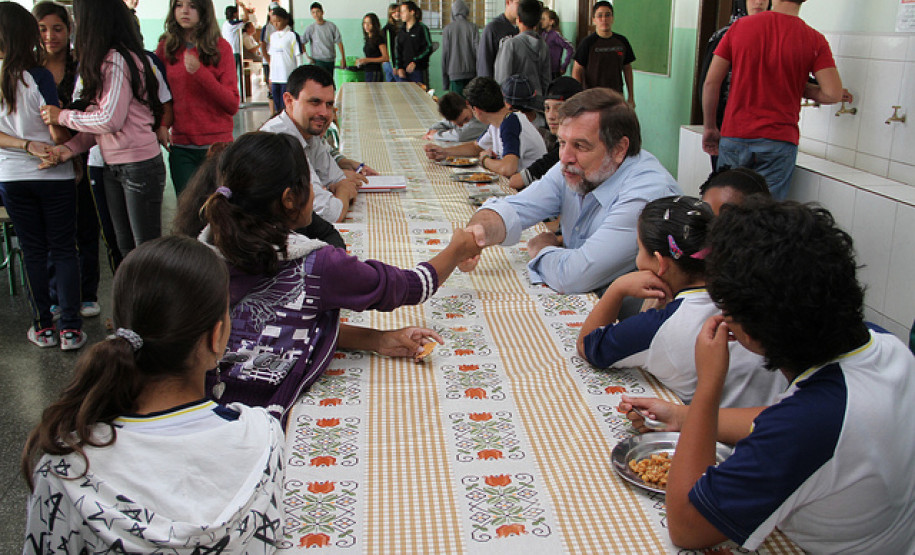 Acompanhado de representantes do Núcleo Regional, Flávio Arns percorreu dez colégios localizados durante esta semana. Foto do Colégio Estadual Gelvira Corrêa Pacheco.