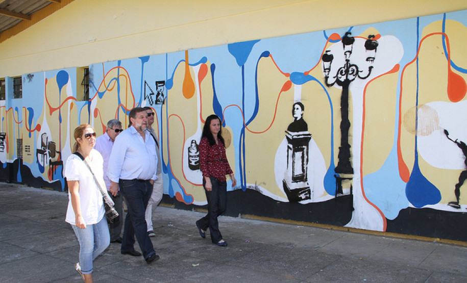 Acompanhado de representantes do Núcleo Regional, Flávio Arns percorreu dez colégios localizados durante esta semana. Foto do Colégio Estadual Santa Gemma Galgani.